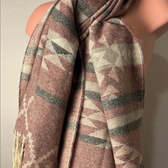 MIA & TESS Gray  Lilac Scarf 28/72" Fringe Shawl  Brand New - Picture 3 of 6